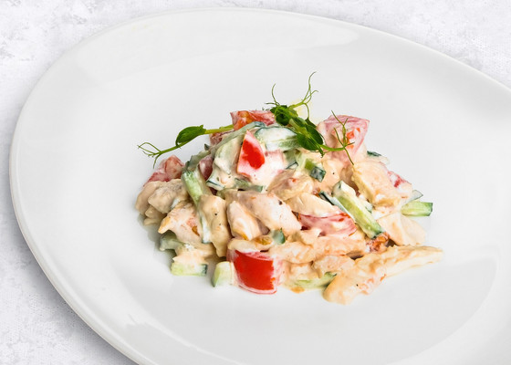 Салат с курицей и свежими овощами фото