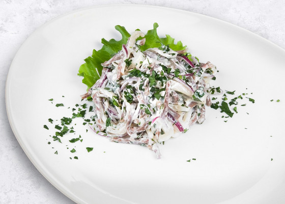 Салат с кальмаром и говяжьим языком фото